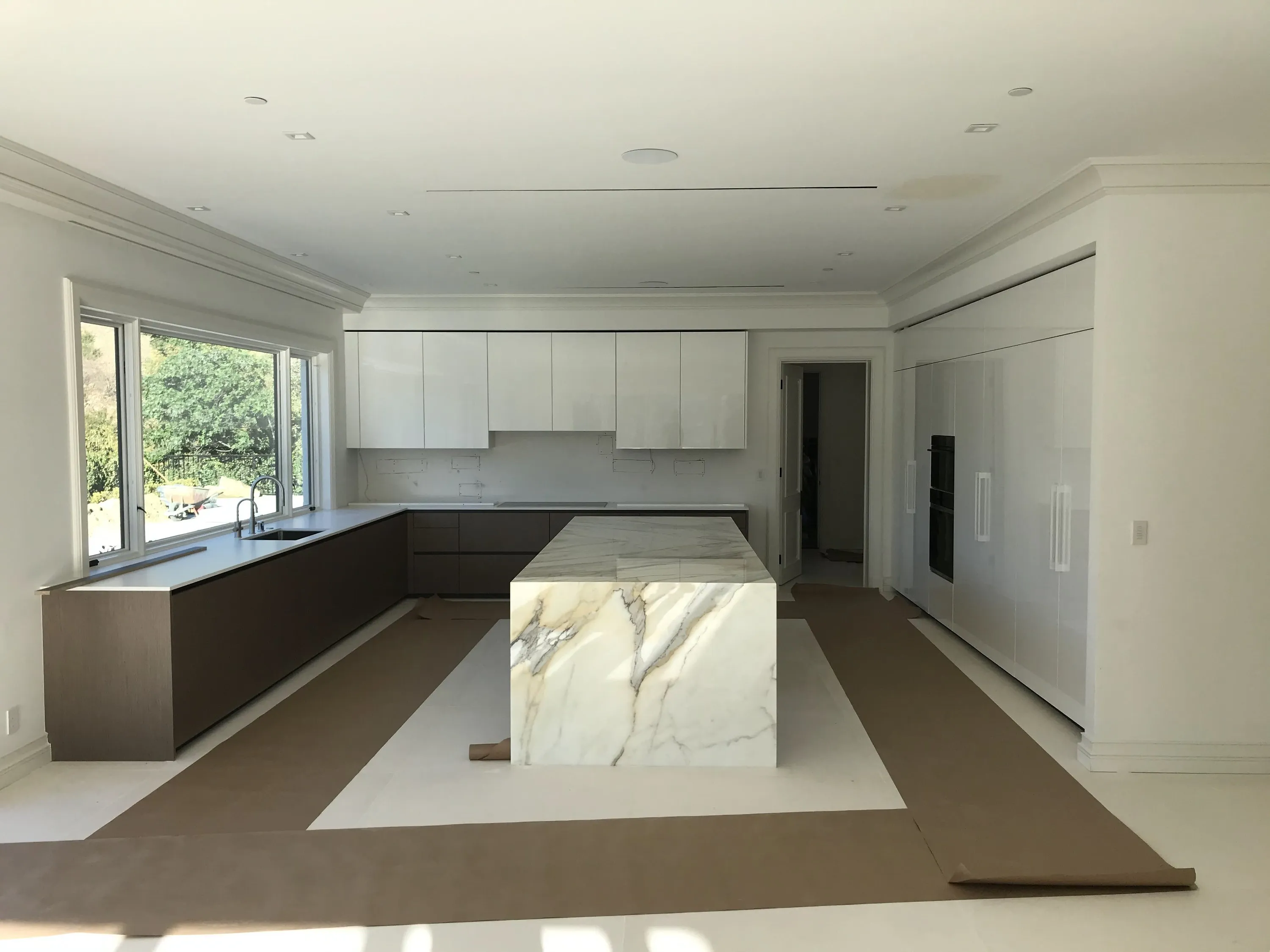 White gloss kitchen during installation