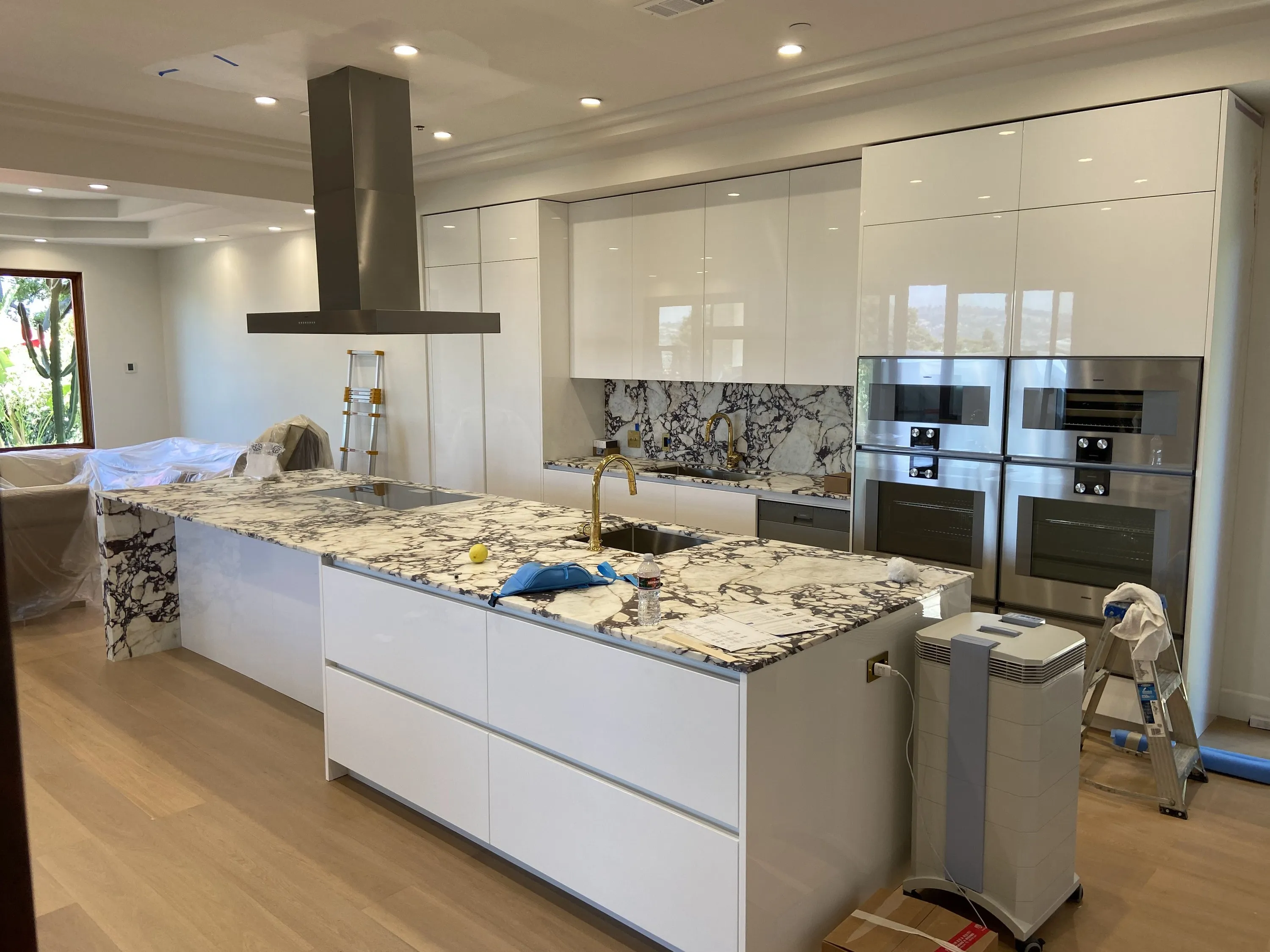 Stone island with integrated cooktop