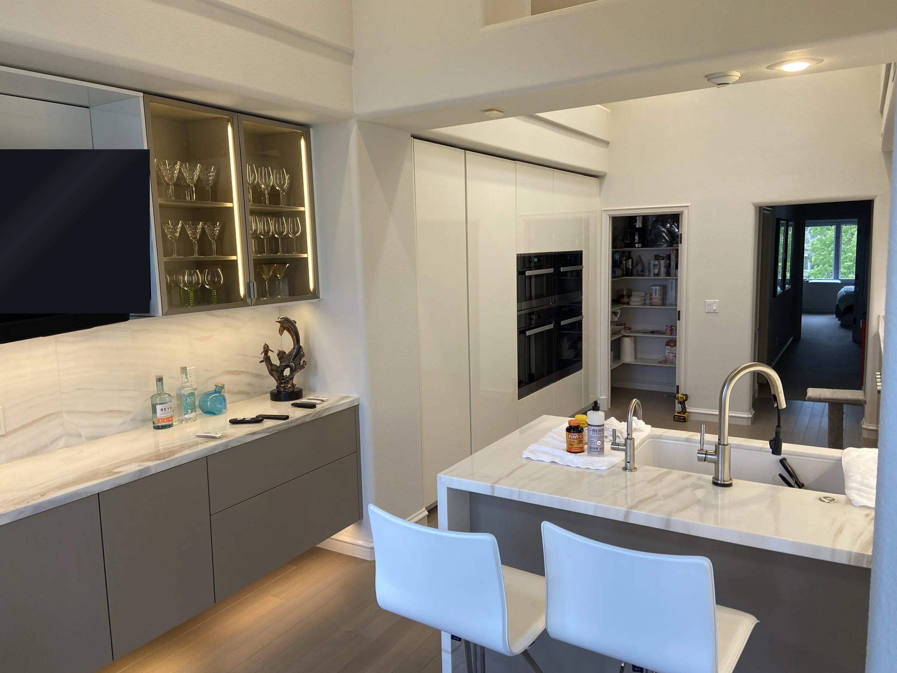 Island with breakfast bar and glass-front cabinets